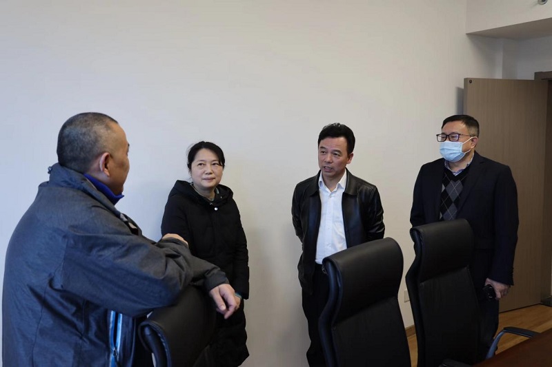 湖南農業集團黨委委員、副總經理陳根榮到糧油進出口集團走訪慰問困難職工